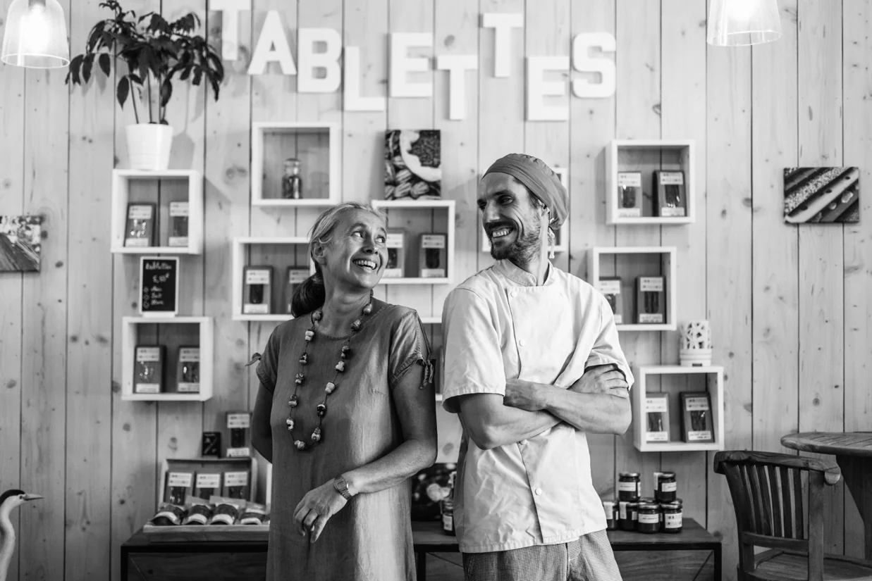 L'équipe de la Chocolaterie du Nouveau Monde dans sa boutique de La Fouillade, devant le mur des tablettes.